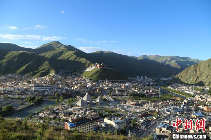 圖為航拍玉樹市?！∮駱涫形麄鞑抗﹫D