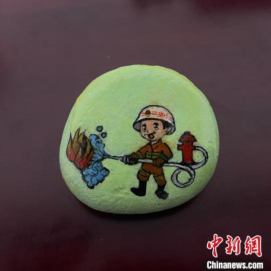 圖為玉樹消防指戰(zhàn)員創(chuàng)作的石頭畫作品《小小消防員》?！O瑞祥 攝