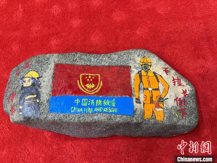 圖為玉樹消防指戰(zhàn)員創(chuàng)作的石頭畫作品《我有一個特點“不擅長倒下”》?！O瑞祥 攝