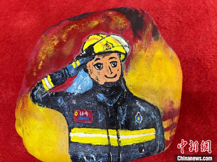 圖為玉樹消防指戰(zhàn)員創(chuàng)作的石頭畫作品《請祖國和人民放心》。　孫瑞祥 攝