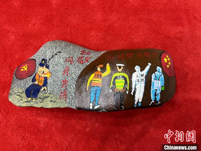 圖為玉樹消防指戰(zhàn)員創(chuàng)作的石頭畫作品《致敬“抗疫戰(zhàn)線”逆行的所有人》?！O瑞祥 攝