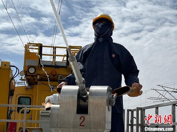 圖為水炮手操作高壓水炮進(jìn)行作業(yè)。　高啟宏 攝