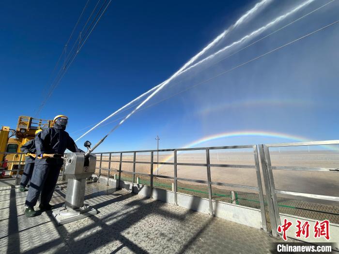 圖為水炮手在操作高壓水炮?！「邌⒑?攝