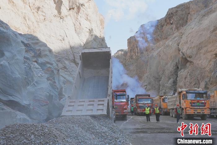 圖為大壩填筑現(xiàn)場(chǎng)?！∷娝木止﹫D