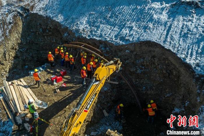 西成高鐵紅原2號隧道出口工人師傅正在進行導向墻、管棚施工作業(yè)?！⒅铱?攝