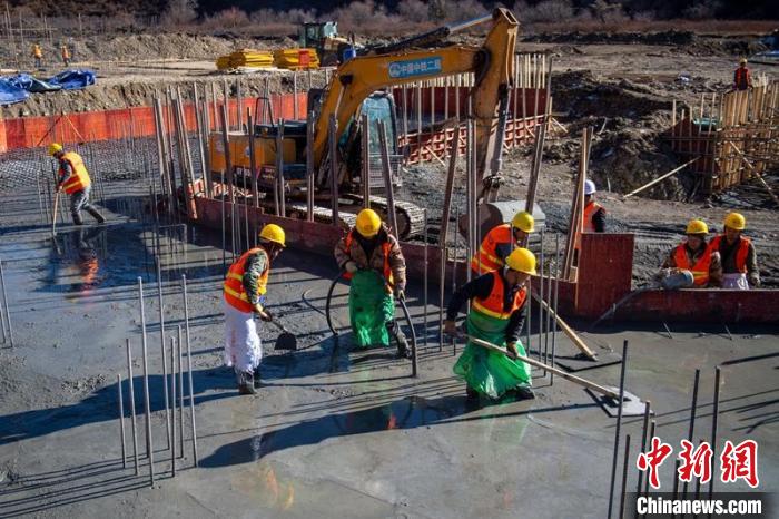 川主寺鎮(zhèn)牧場村西成高鐵1號拌合站工人師傅正在進(jìn)行駐地、拌合站澆筑施工作業(yè)?！⒅铱?攝
