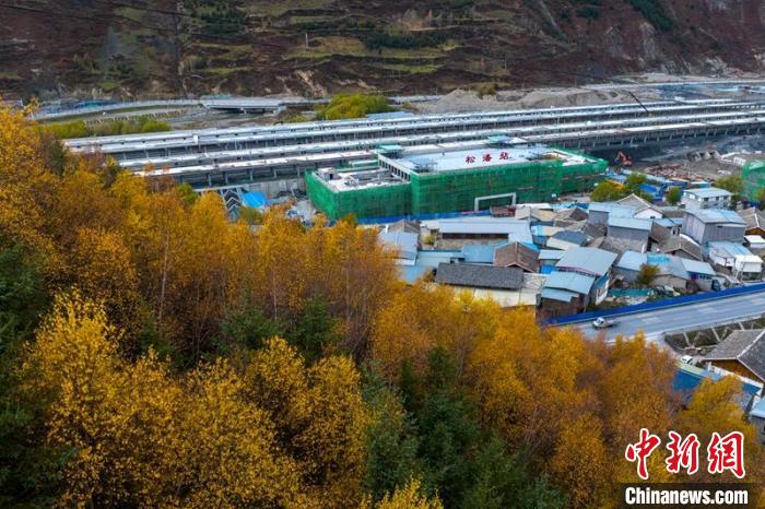 正在建設(shè)的成蘭鐵路松潘站?！⒅铱?攝
