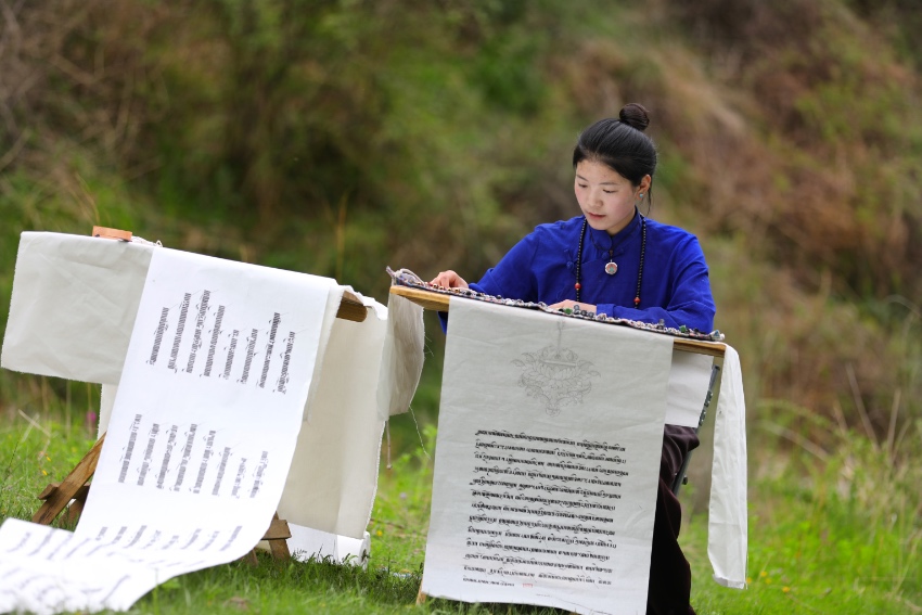 藏文書法。德格縣融媒體中心供圖