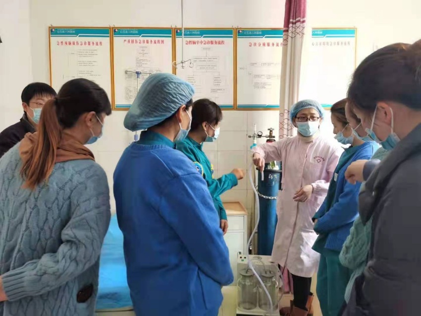 陳平為患者講解醫(yī)療設(shè)施。成都市武侯區(qū)委統(tǒng)戰(zhàn)部供圖