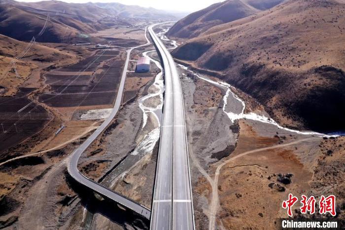 久馬高速公路阿壩50公里路段?！∈竦兰瘓F(tuán)供圖