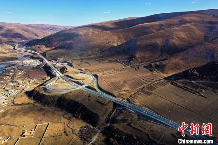 久馬高速公路阿壩互通段。　蜀道集團(tuán)供圖