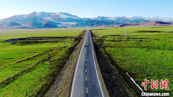 圖為航拍G338線青海盤坡經(jīng)大通河橋至熱水段改建工程。(資料圖) 青海交控集團 供圖