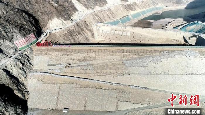 航拍巴塘水電站大壩?！≈袊?guó)安能第三工程局供圖