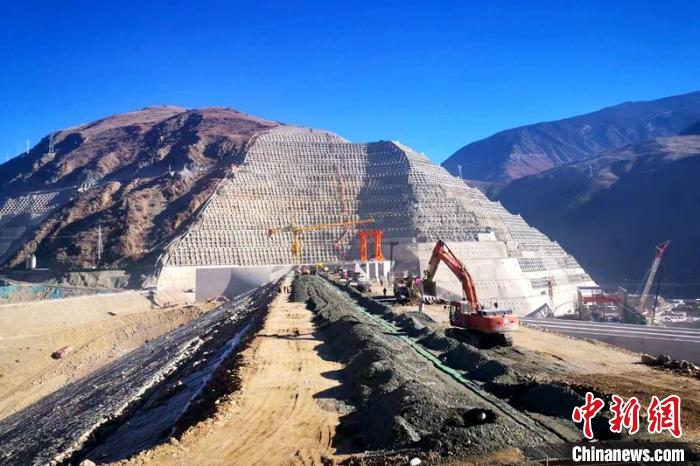 巴塘水電站大壩封頂現(xiàn)場(chǎng)?！≈袊?guó)安能第三工程局供圖