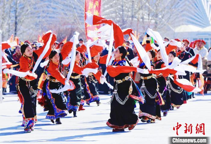 圖為玉樹(shù)群眾在廣場(chǎng)內(nèi)載歌載舞?！●R銘言 攝