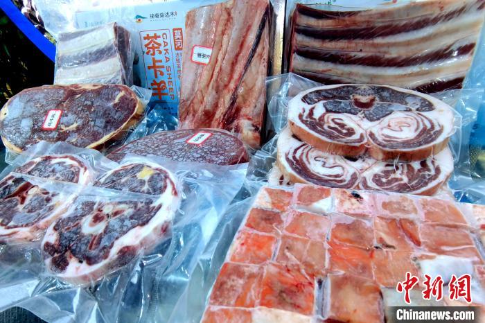 圖為前來參展的柴達木肉類?！±铍h 攝