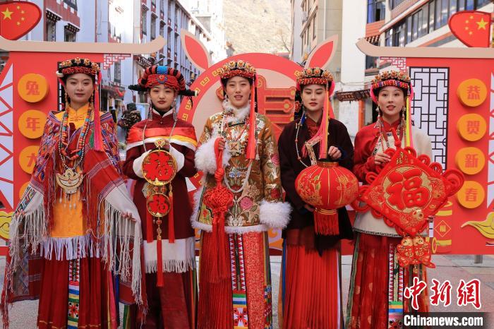 丹巴美女送祝福，迎新年。　李永安 攝