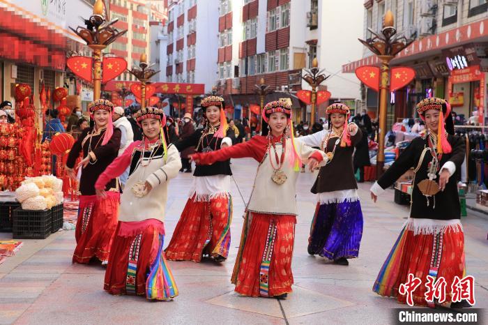 丹巴女孩在街頭跳起歡快歌舞迎接新年到來。　吉靜 攝