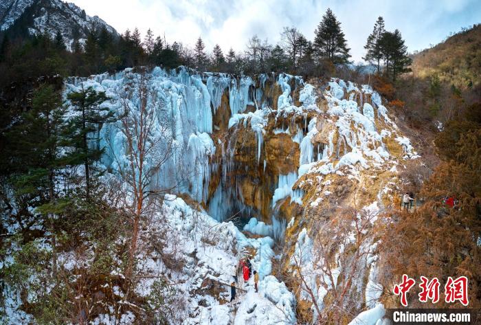 晶瑩剔透的冰瀑仿佛是大自然用冰藍(lán)色繪制出的壯觀畫卷?！『?攝