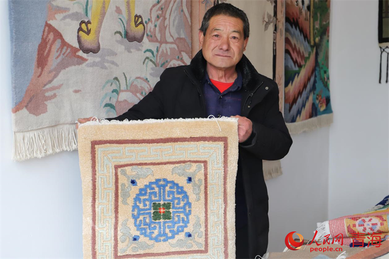 楊永良展示作品。人民網(wǎng) 況玉攝