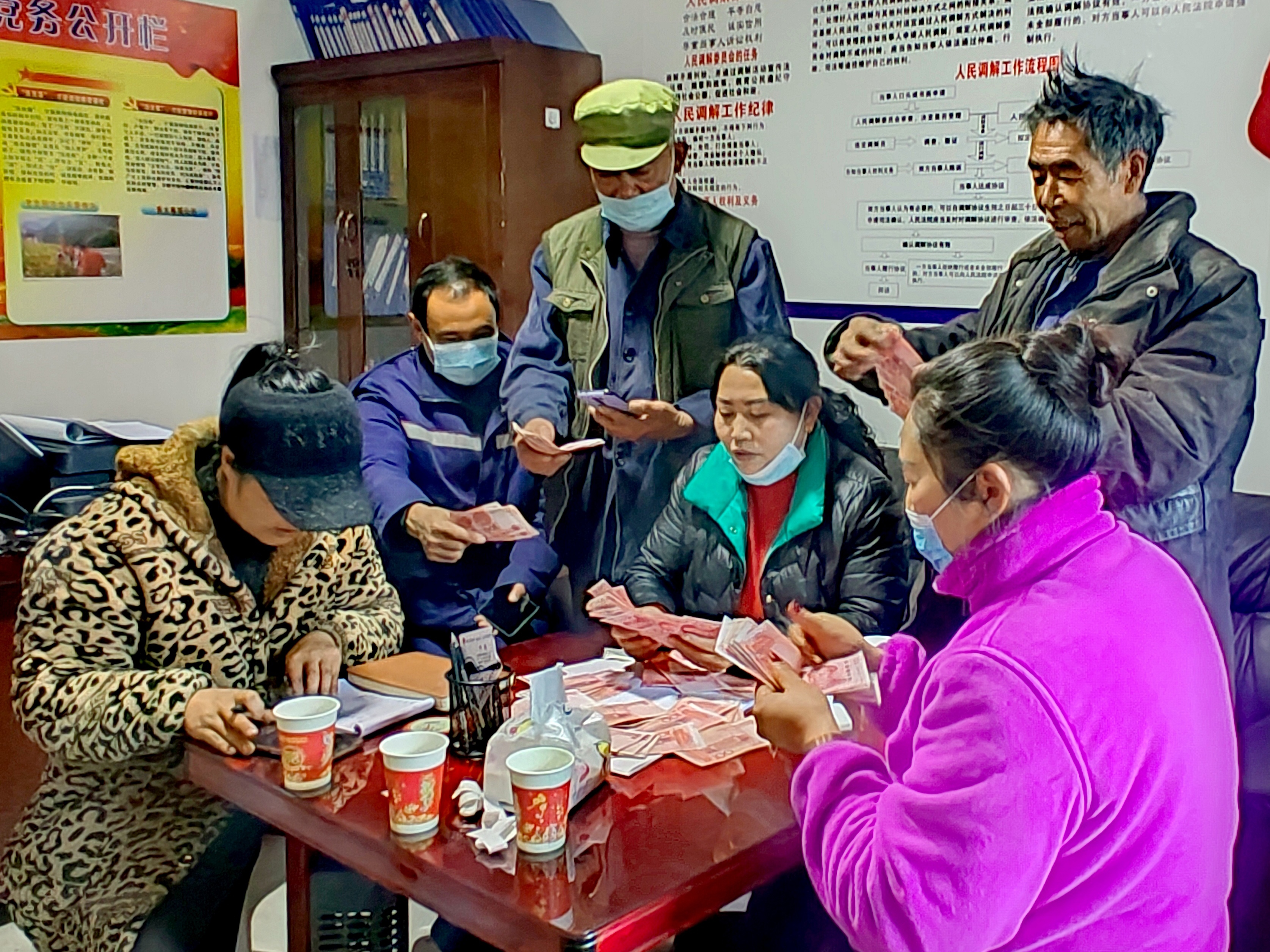 2022年，余德春給村民分紅。(圖為余德春提供)