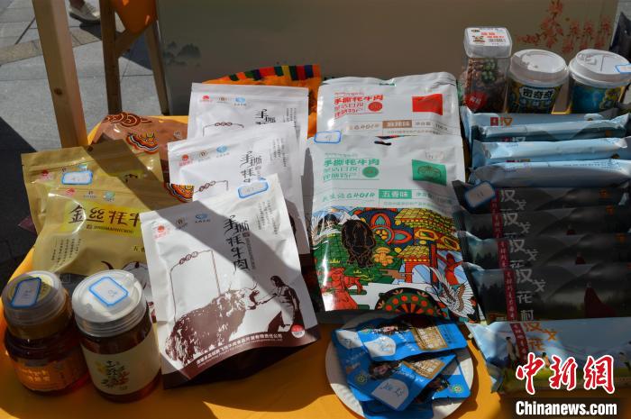 推介活動上的農(nóng)特產(chǎn)品展示。　朱凌捷 攝