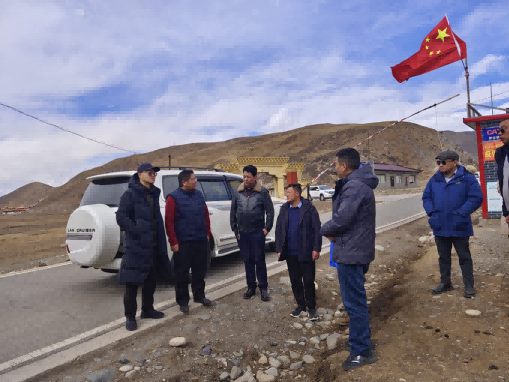 領(lǐng)隊(duì)張力帆（左一）帶隊(duì)實(shí)地調(diào)研援建項(xiàng)目推進(jìn)情況。成都高新區(qū)（簡(jiǎn)陽(yáng)市）第六批對(duì)口支援工作隊(duì)供圖