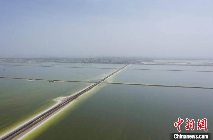 航拍春日的察爾汗鹽湖?！●R銘言 攝