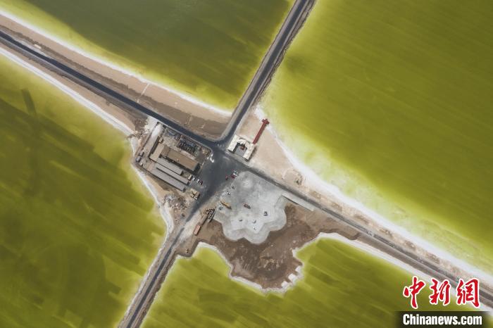 航拍春日的察爾汗鹽湖。　馬銘言 攝