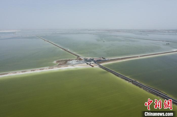 航拍春日的察爾汗鹽湖?！●R銘言 攝