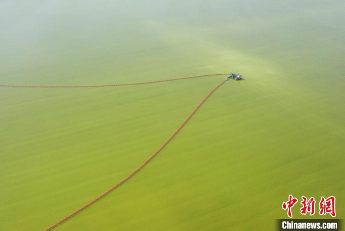 航拍春日的察爾汗鹽湖。　馬銘言 攝