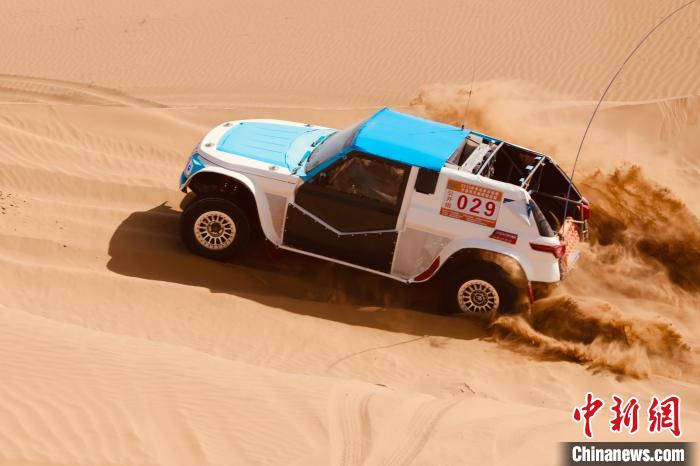 圖為高原沙漠機車越野挑戰(zhàn)賽現(xiàn)場?！≠F南縣委宣傳部供圖