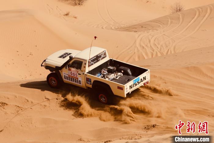 圖為高原沙漠機車越野挑戰(zhàn)賽現(xiàn)場?！≠F南縣委宣傳部供圖