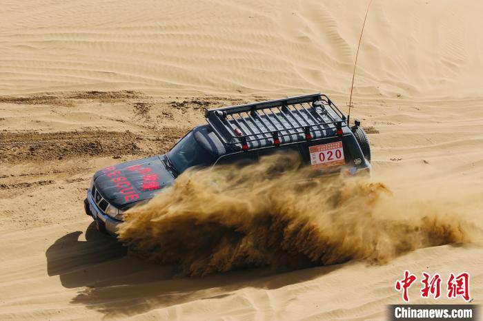 圖為高原沙漠機車越野挑戰(zhàn)賽現(xiàn)場?！≠F南縣委宣傳部供圖