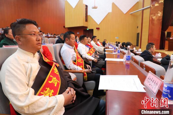圖為玉樹州民族團(tuán)結(jié)進(jìn)步創(chuàng)建工作推進(jìn)會(huì)現(xiàn)場(chǎng)?！『F龍 攝
