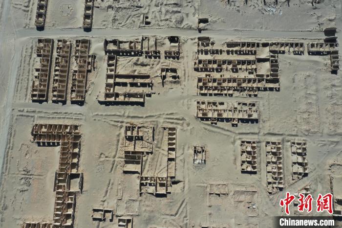 航拍青海省海西蒙古族藏族自治州茫崖市冷湖石油工業(yè)遺址保護區(qū)。　馬銘言 攝