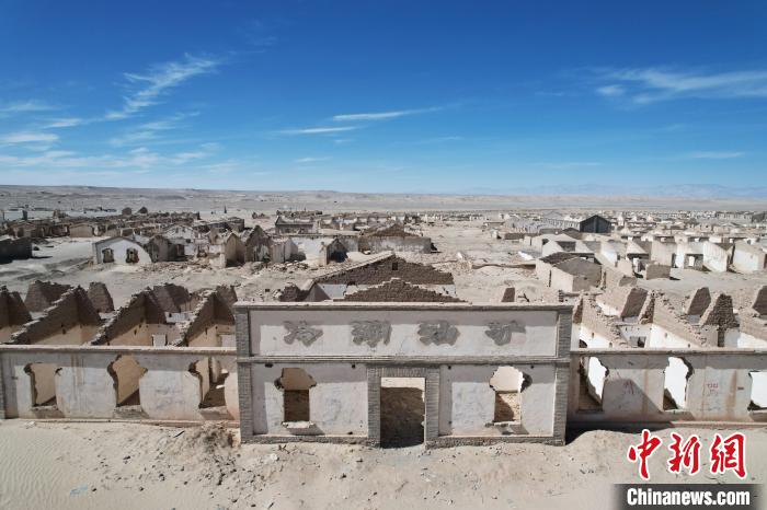 航拍青海省海西蒙古族藏族自治州茫崖市冷湖石油工業(yè)遺址保護區(qū)。　馬銘言 攝