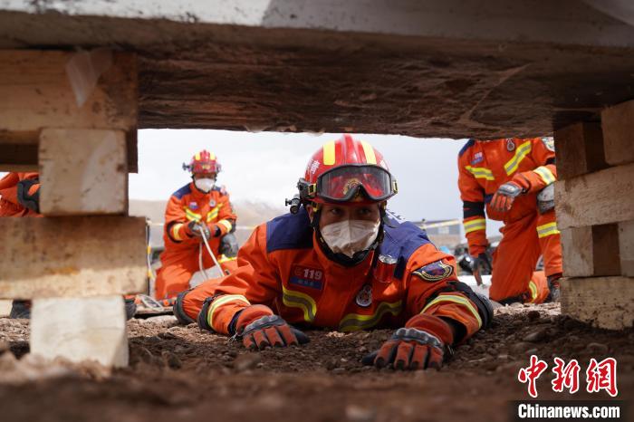 圖為地震實(shí)戰(zhàn)拉動(dòng)現(xiàn)場，參演人員正在進(jìn)行頂撐救援項(xiàng)目。　玉樹消防供圖