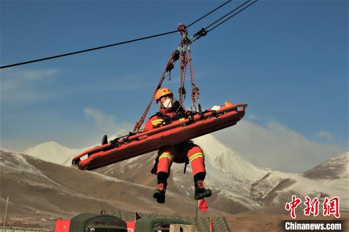 圖為地震實(shí)戰(zhàn)拉動(dòng)現(xiàn)場，參演人員正在進(jìn)行懸崖救助項(xiàng)目?！∮駱湎拦﹫D