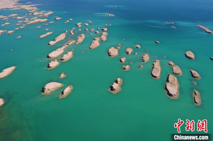 航拍青海大柴旦烏素特水上雅丹奇特景觀?！●R銘言 攝