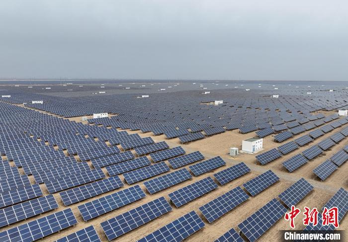圖為航拍青海省海南藏族自治州共和縣塔拉灘光伏產(chǎn)業(yè)園?！∑钤鲚?攝