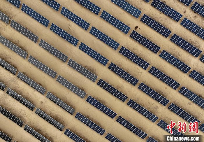 圖為航拍青海省海南藏族自治州共和縣塔拉灘光伏產(chǎn)業(yè)園。　祁增蓓 攝