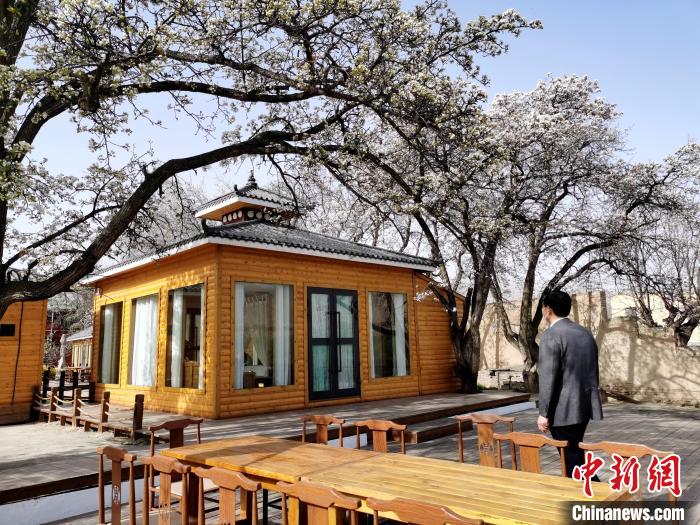 圖為尖扎噶達(dá)莊園一角。　張?zhí)砀?攝