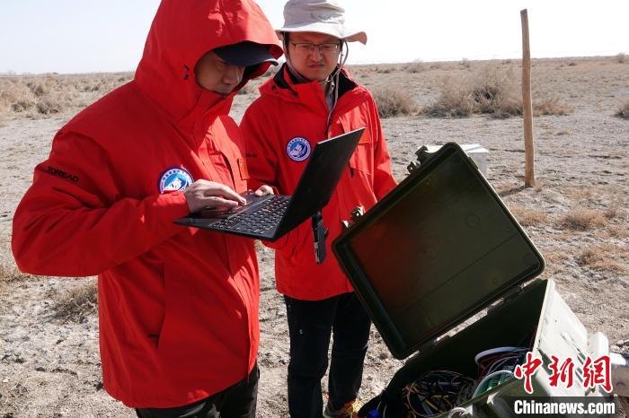 格爾木草地站，青藏科考隊(duì)員采集觀測數(shù)據(jù)。　<a target='_blank' href='/'><p  align=