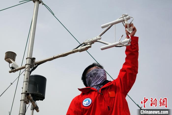 格爾木草地站，青藏科考隊員維護科研設(shè)備?！?lt;a target='_blank' href='/'><p  align=