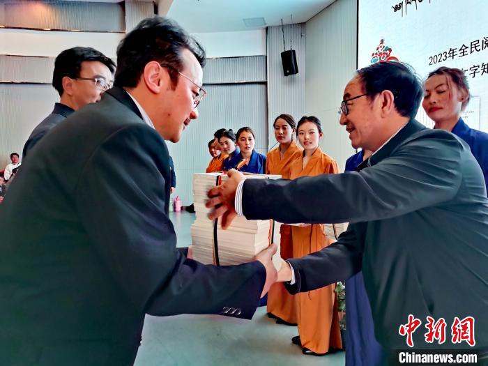 圖為贈(zèng)送叢書?！?zhí)砀?攝