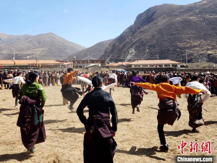 青海班瑪：“傳統(tǒng)＋現(xiàn)代”方式開啟春耕“第一犁”