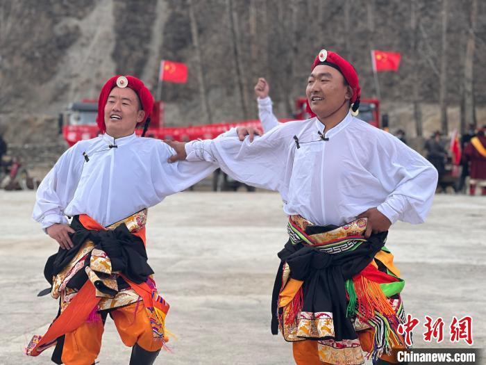 圖為當(dāng)?shù)厝罕娬寡莘沁z類(lèi)歌舞文化?！±罱瓕?攝