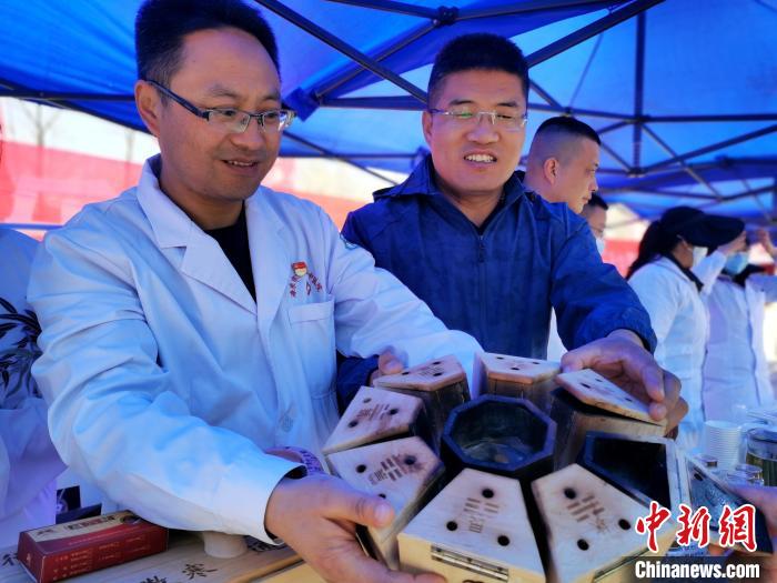 圖為青海省海東市樂都區(qū)中醫(yī)院八卦灸展示?！?zhí)砀?攝