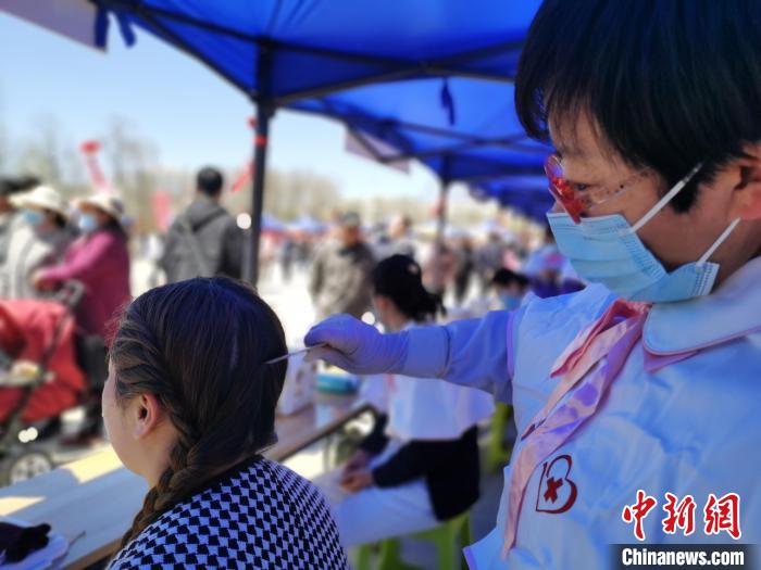 圖為刮痧。　張?zhí)砀?攝